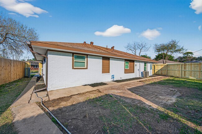 Building Photo - 6621 Jason St