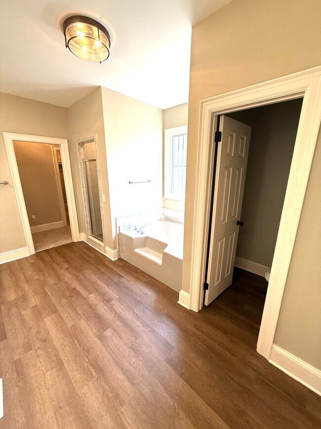 Building Photo - ** 4 Bed 3 Bath located in Old Cloverdale ** Call 334-366-9198 to schedule a self-tour