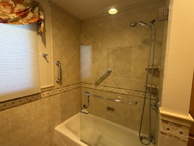 Building Photo - Spacious & Charming 3 Bedroom and a Den Home with Beautiful Updates