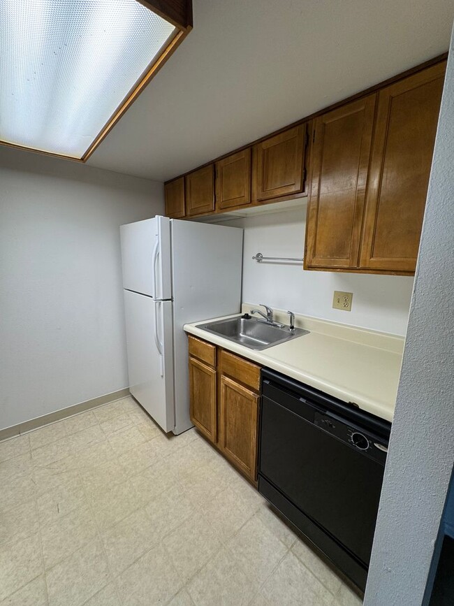 Building Photo - 2 bedroom, 2 bath condo on Southwest side ...
