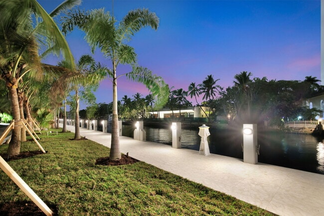 Building Photo - 400 Mola Ave