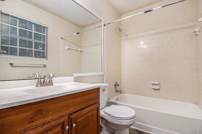 Building Photo - 3 Bedroom 2.5 Bath House