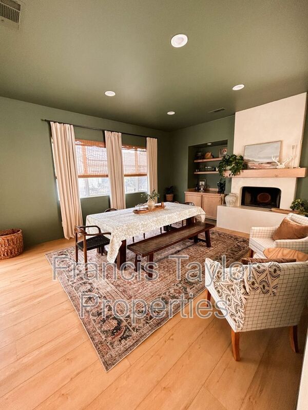 Building Photo - 27027 Sunningdale Way