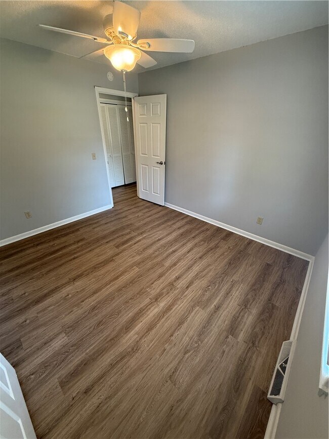 Building Photo - 112 Lynwood Dr