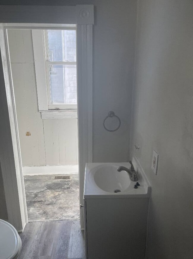 Building Photo - 683 Berryman Ave