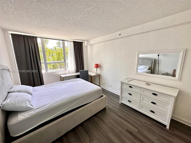 Building Photo - 1500 Bay Rd