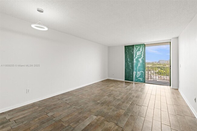 Building Photo - 2350 NE 135th St