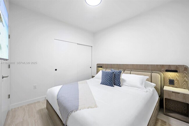 Building Photo - 580 72nd St