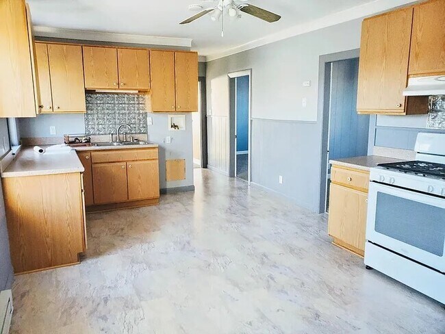 Building Photo - 193-195 Mt Hope St