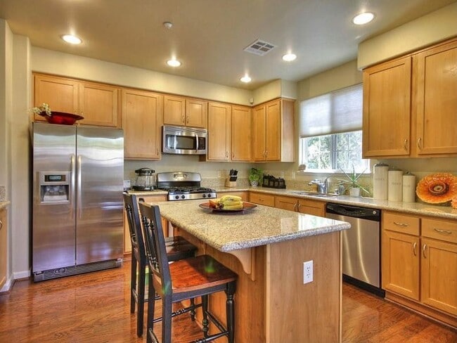 Building Photo - Pleasanton  Vineyard Downtown 3+office/2.5ba w/2 car garage!