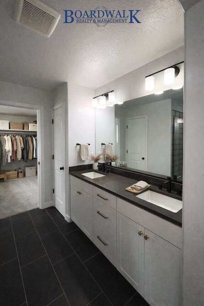 Building Photo - Modern 4-Bedroom Home in Herriman