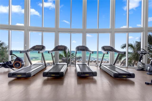 Building Photo - 16001 Collins Ave