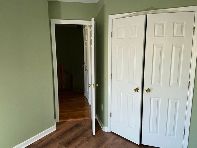 Building Photo - Beautiful 3BR 3.5BA 3 level townhome locat...