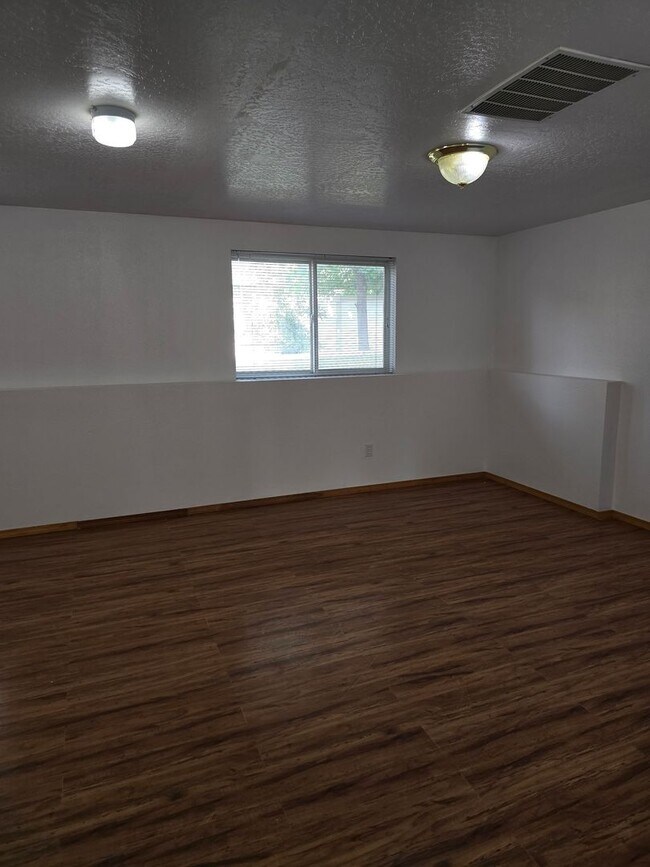 Building Photo - Spacious 4 bedroom 3.5 Bath Home for Rent ...