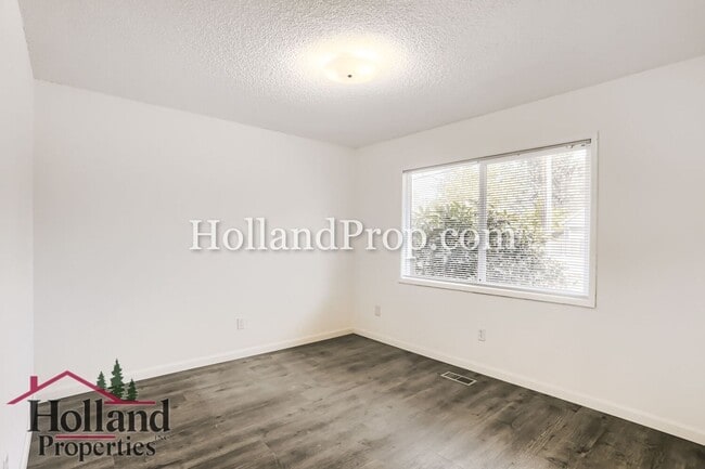 Building Photo - Single level, newly remodeled, in a great Hillsboro location