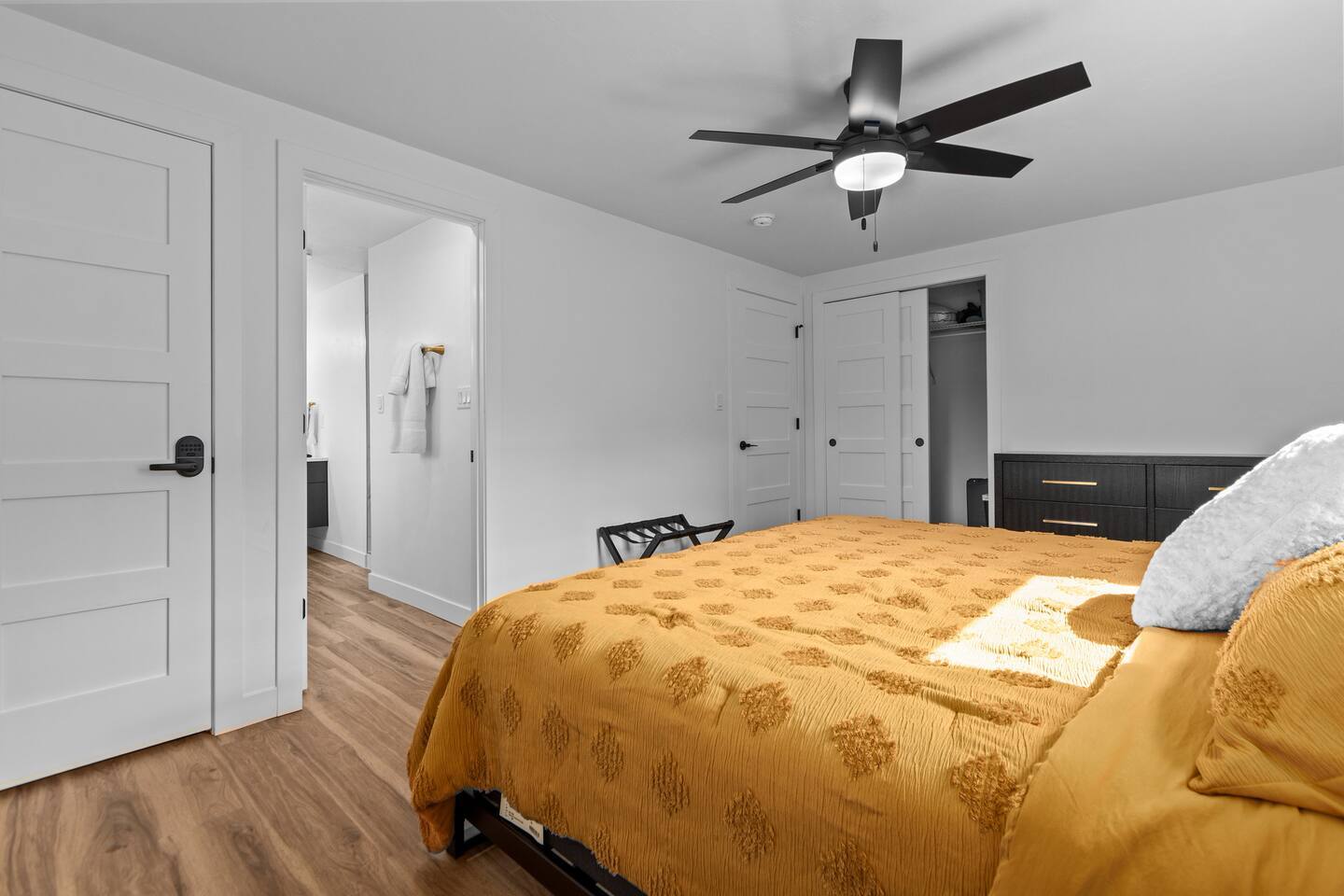 Building Photo - 1095 April Ln