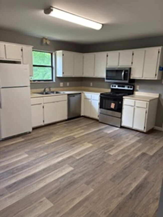 Building Photo - 2 Bedroom Condo Close to I-140 ( Pellissippi Parkway) Alcoa City services