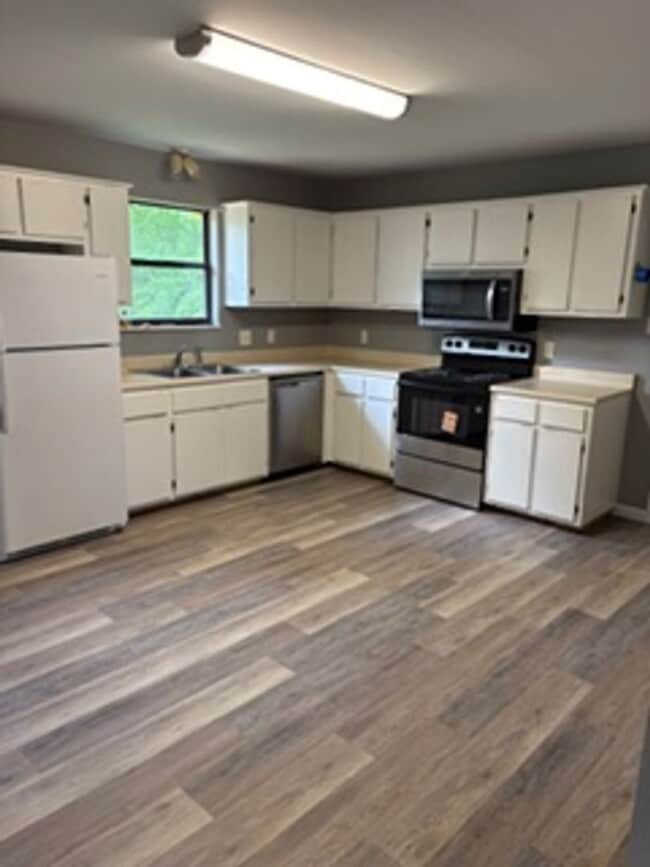 Building Photo - Maryville 37804 - 2 Bedroom Condo Close to I-140 (Pellissippi Parkway) Alcoa City services - Debr...