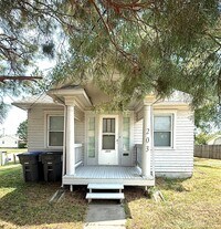 Building Photo - Fresh Paint, New Carpet & Bonus Room