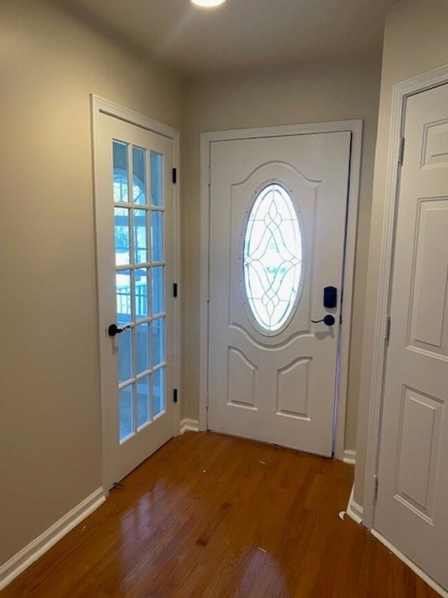 Building Photo - Welcome to this beautiful 3 bedroom, 2 bat...