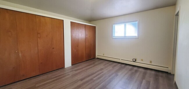 Building Photo - 805 1/2-920 1/2 Crist Dr