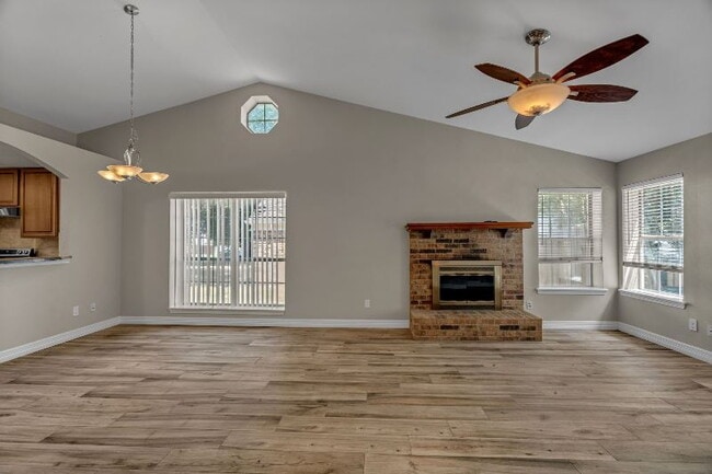 Building Photo - "Fantastic 3-Bedroom, 2 Bath Home in Prime...