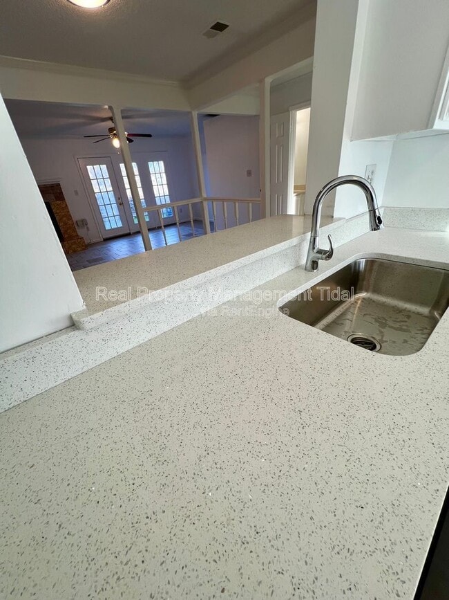 Building Photo - 320 Fairfax Terrace