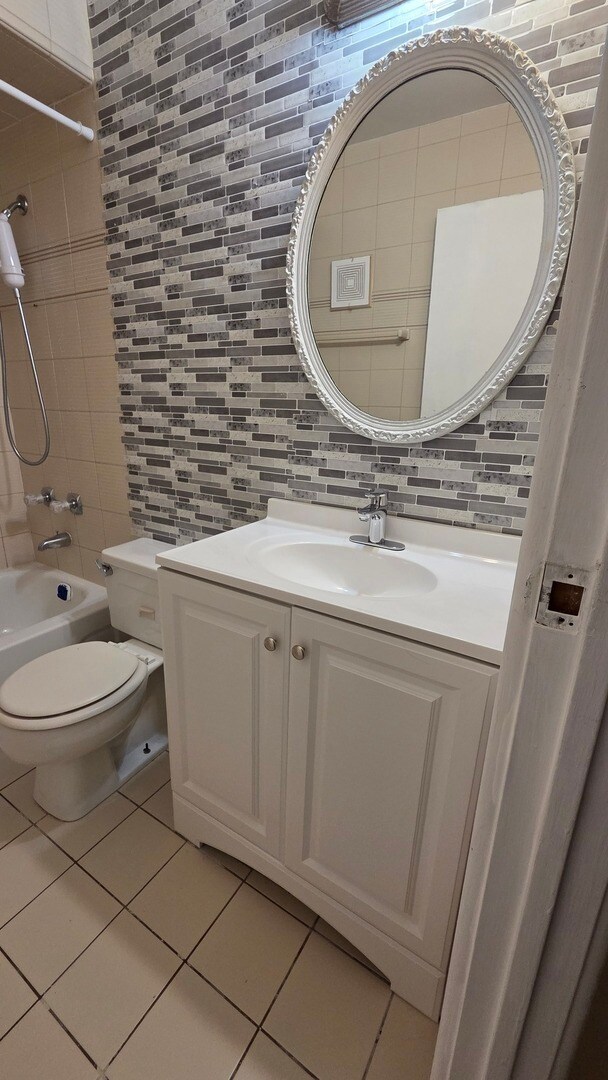 Building Photo - 9368 Bay Colony Dr