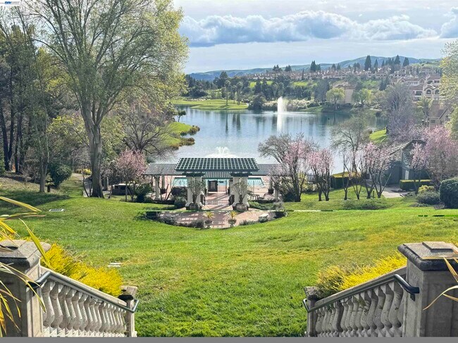 Building Photo - 3089 Lakemont Dr