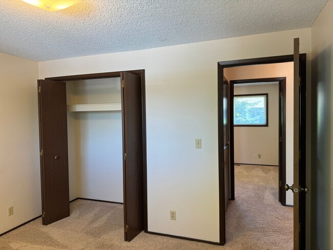 Building Photo - 3 bedroom 2.5 bathroom duplex off Coburg Rd.