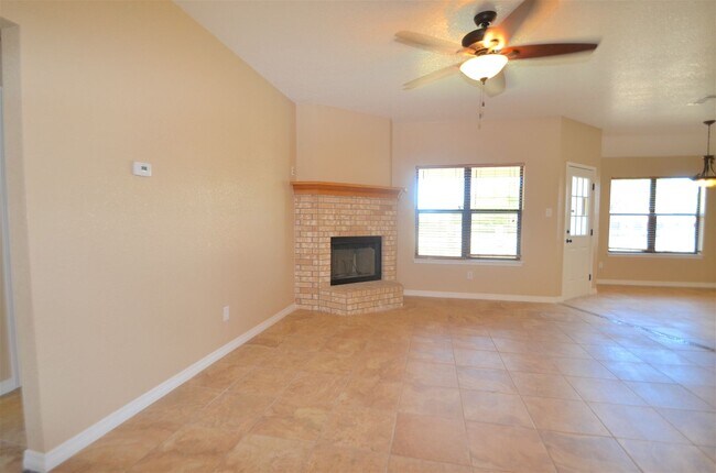 Building Photo - Home In Great Condition