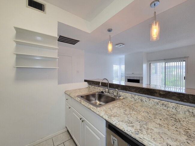 Building Photo - 7119 N Holiday Dr