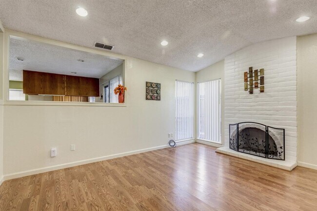 Building Photo - Beautiful 4/2 home