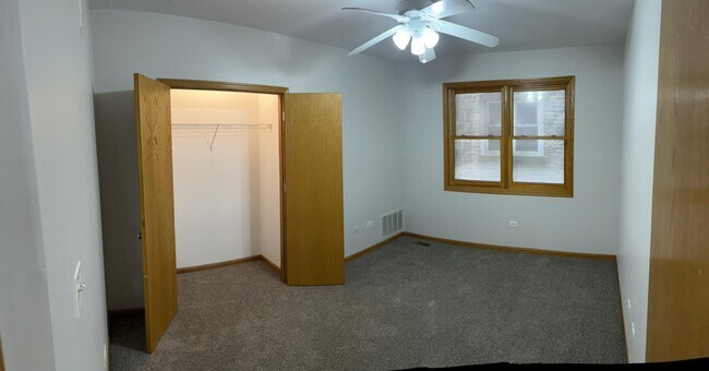 Building Photo - 925 W Lakeside Pl