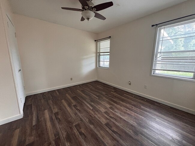Building Photo - 2505 Moundview Dr