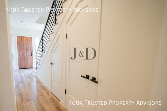 Building Photo - 1371 N Vulcan Ave