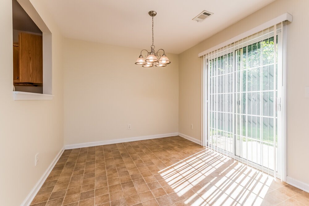 Building Photo - 2740 Mayfair Dr