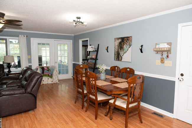 Building Photo - 122 Friar Tuck Ave