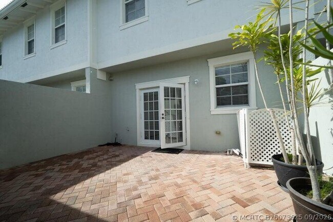 Building Photo - 948 NW 18th Ave
