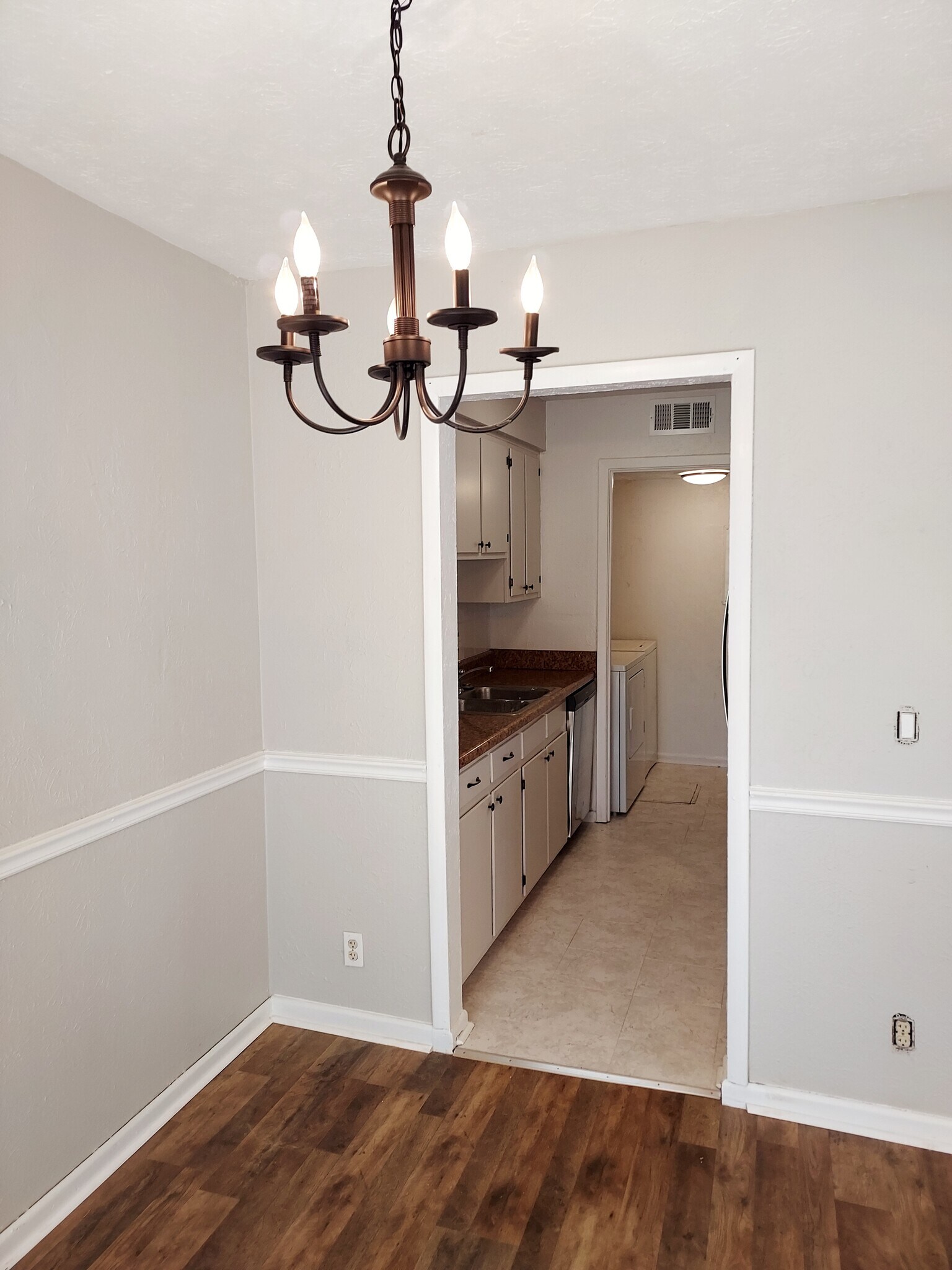 Building Photo - 810 Bellevue Rd