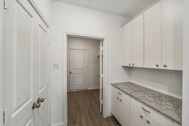 Building Photo - 11611 Moltere Dr