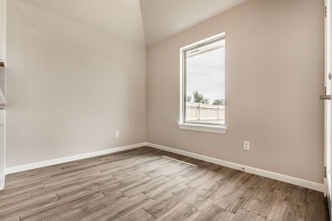 Building Photo - Available in Mustang. Showings begin Frida...