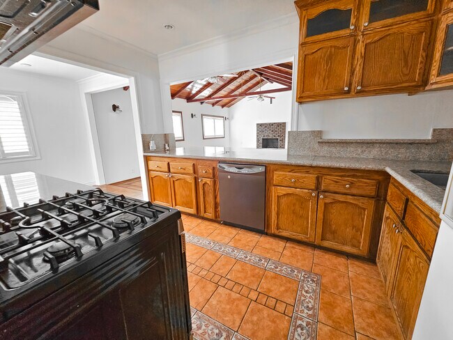 Building Photo - 2404 Foxglove Dr