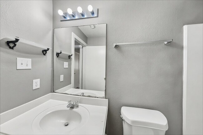 Building Photo - 833 Lightningbug Ln
