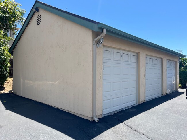 Building Photo - 1053 Golden Rd