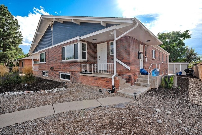 Building Photo - 2 Bedroom, 1 Bath Garden Level Unit in Park Hill