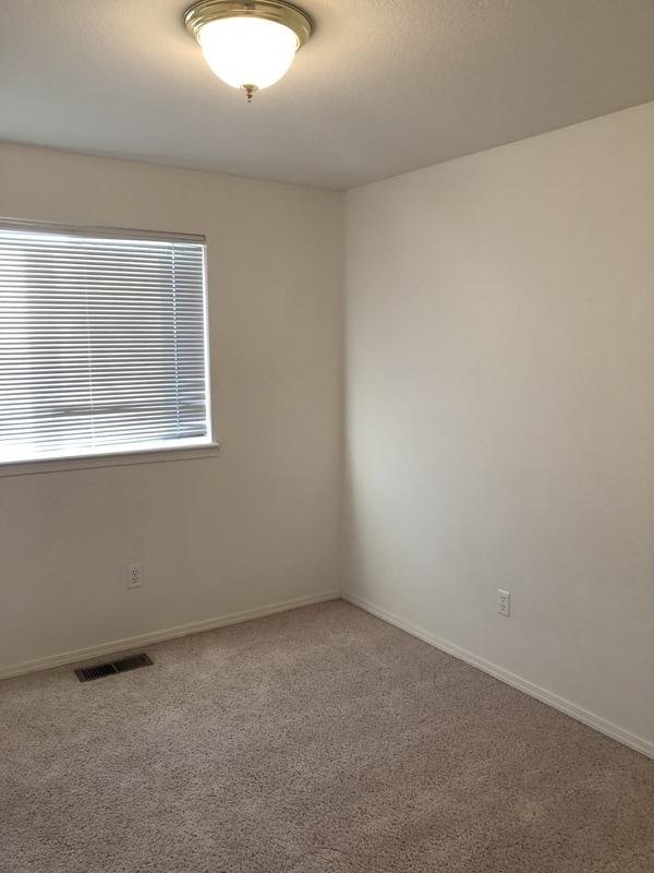 Building Photo - 944 NW Oak Pl