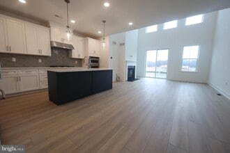 Building Photo - 4 Cherry Ln