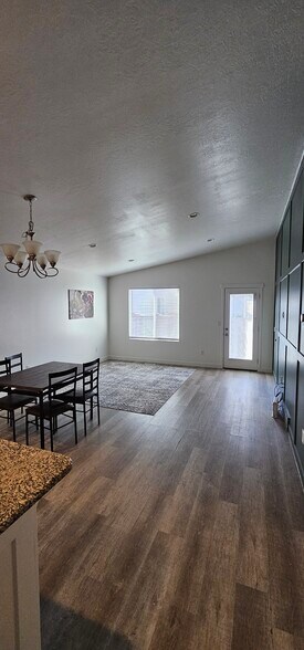 Building Photo - 629 W Life Dr