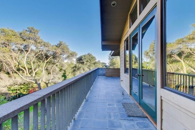 Building Photo - 28 Meadow Rd